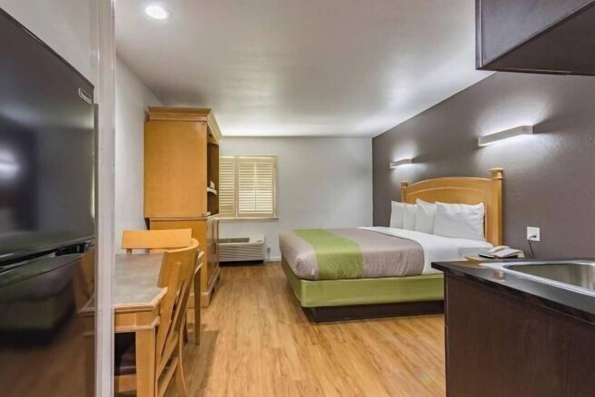 Desk, laptop workspace, WiFi (free), bed sheets