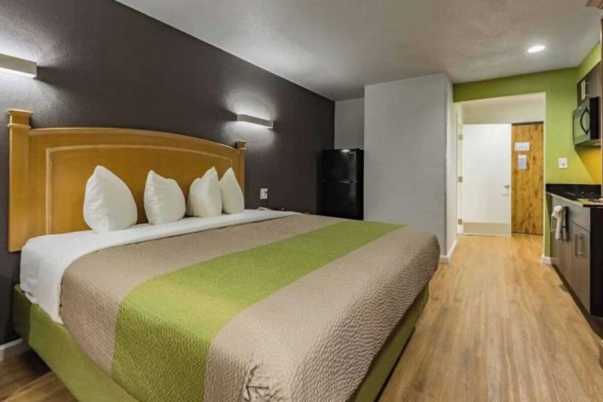 Desk, laptop workspace, free WiFi, bed sheets