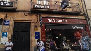 A building with multiple storefronts, including 'La Favorita' and 'TORMES'. - Alevia (Salamanca)