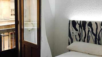 Tweepersoonskamer | Een bureau, verduisterende gordijnen, gratis wifi, beddengoed