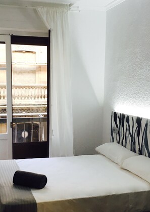 Double Room | Down comforters, desk, blackout drapes, free WiFi - Alevia (Salamanca)