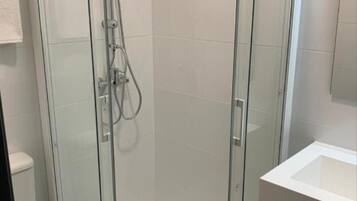 Een douche, gratis toiletartikelen, handdoeken, zeep