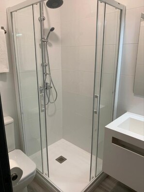 Douche, articles de toilette gratuits, serviettes fournies, savon