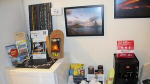 A coffee station with a coffee machine, cups, and a sign for wine delivery. - B&B del Toscano (Catania)