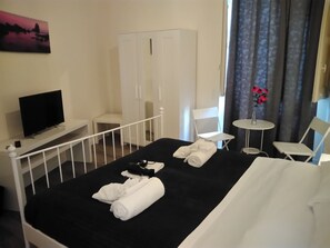 Chambre double, 1 très grand lit, non-fumeur, salle de bain privée (external) | Literie de qualité, bureau, espace de travail pour ordinateurs portables