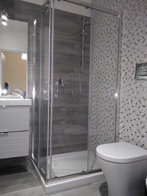 Double Room, 1 King Bed, Non Smoking, Ensuite | Bathroom | Shower, free toiletries, hair dryer, bidet - B&B del Toscano (Catania)