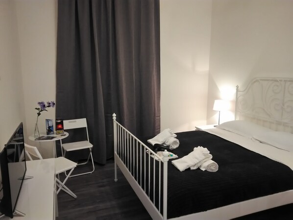 Double Room, 1 King Bed, Non Smoking, Private Bathroom (external)