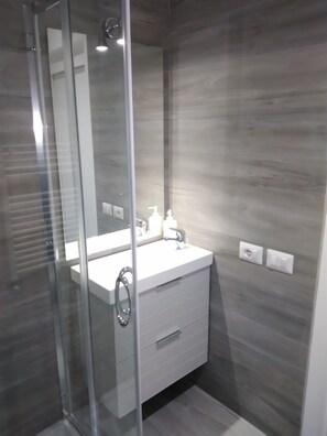 Douche, articles de toilette (gratuits), séchoir à cheveux, bidet