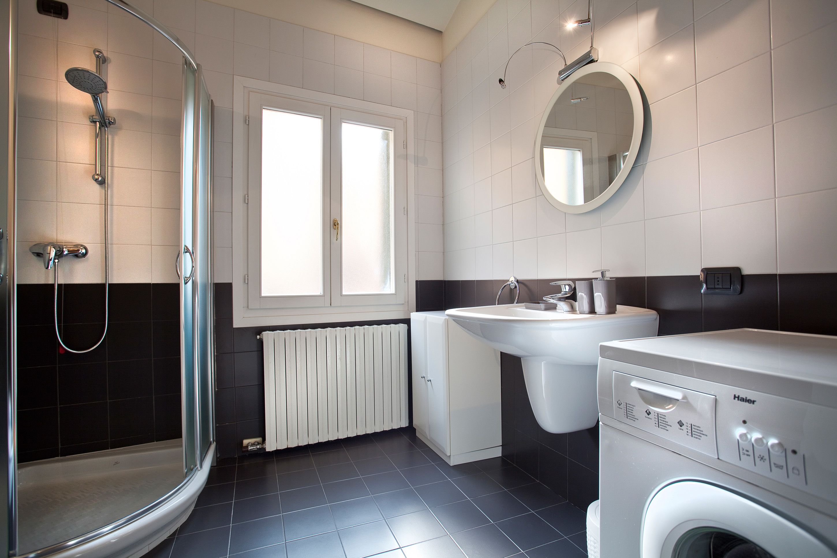 Superior Apartment, 1 Bedroom, Kitchenette, Tower | Bathroom | Shower, free toiletries, hair dryer, bidet
