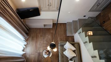 Deluxe Loft, 1 Bedroom, Kitchen, Executive Level | Living room | Flat-screen TV