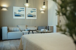 Junior Studio Suite, Hill View | Peralatan tempat tidur premium, meja, ruang kerja komputer riba 