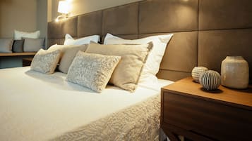 1 bedroom, premium bedding, desk, laptop workspace