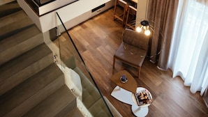 Une chambre moderne avec un plafond en verre, un lit, une chaise et un bureau.