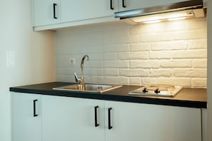 Deluxe Suite, Hill View | Private kitchen | Fridge, oven, stovetop, coffee/tea maker - Filoxenion Luxury Rooms & Lofts (Nafplio)