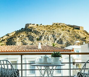 Suite estudio junior, vista a la colina | Terraza o patio