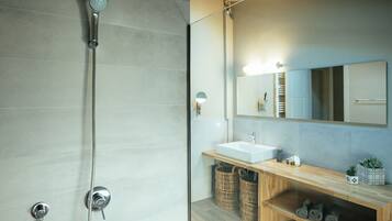 Suite Deluxe, vistas a la colina | Baño | Ducha, artículos de higiene personal gratuitos y secador de pelo