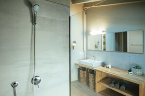 Suite Deluxe, vista collina | Bagno | Doccia, set di cortesia gratuito, asciugacapelli, pantofole