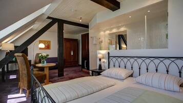 Family Room | Minibar, una cassaforte in camera, una scrivania, insonorizzazione