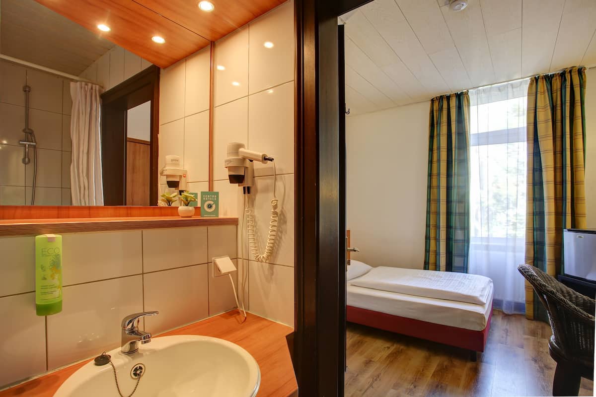 standard single room | minibar, in-room safe, desk, soundproofing