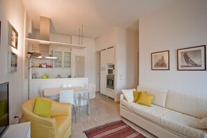 Apartment, 1 Schlafzimmer | Wohnbereich | Flachbildfernseher