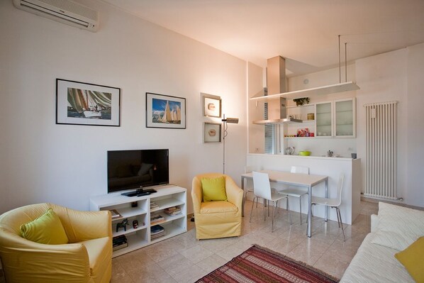 Apartment, 1 Bedroom | Living area