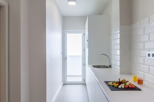 Refrigerador, microondas, placa de cocina, cafetera/tetera