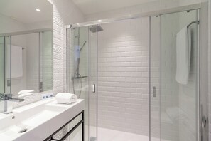 Superior-studio | Untuvapeitot, tallelokero huoneessa, pimennysverhot, äänieristys