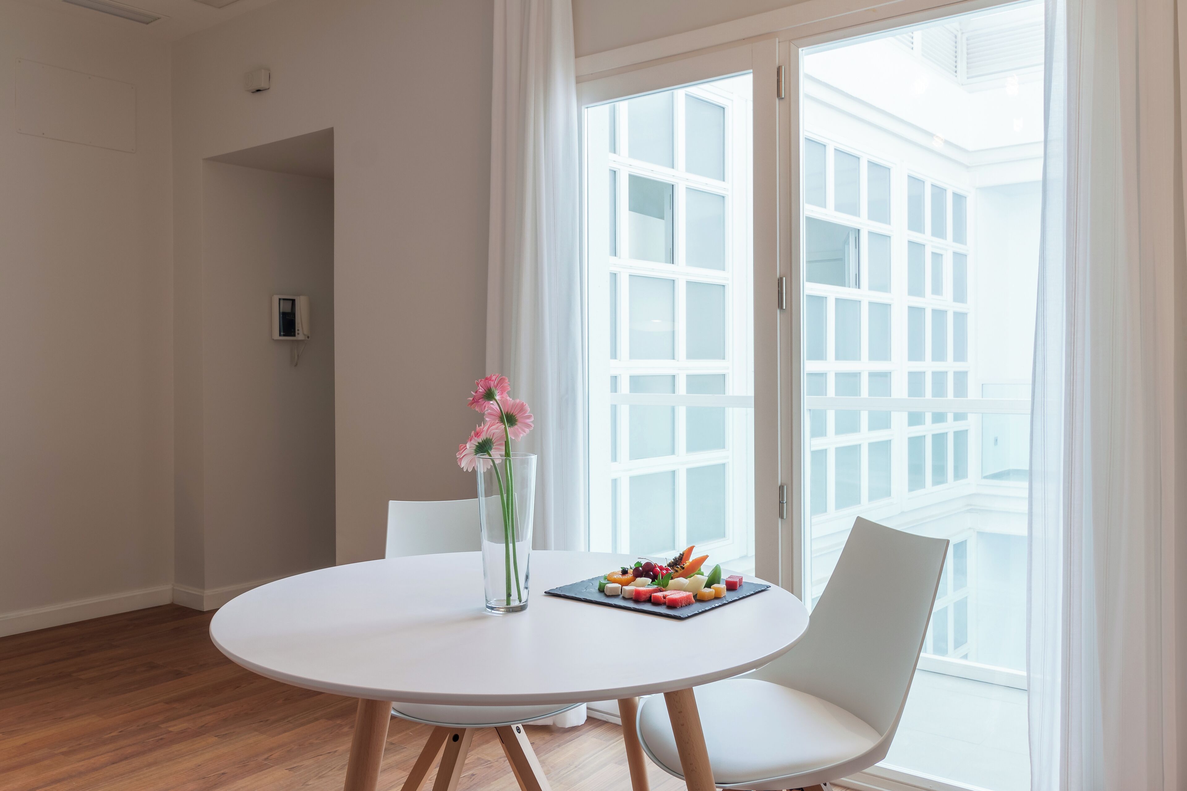 Superior-studio | Untuvapeitot, tallelokero huoneessa, pimennysverhot, äänieristys