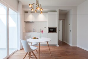 Frigorífico, microondas, placa de cocina y cafetera o tetera