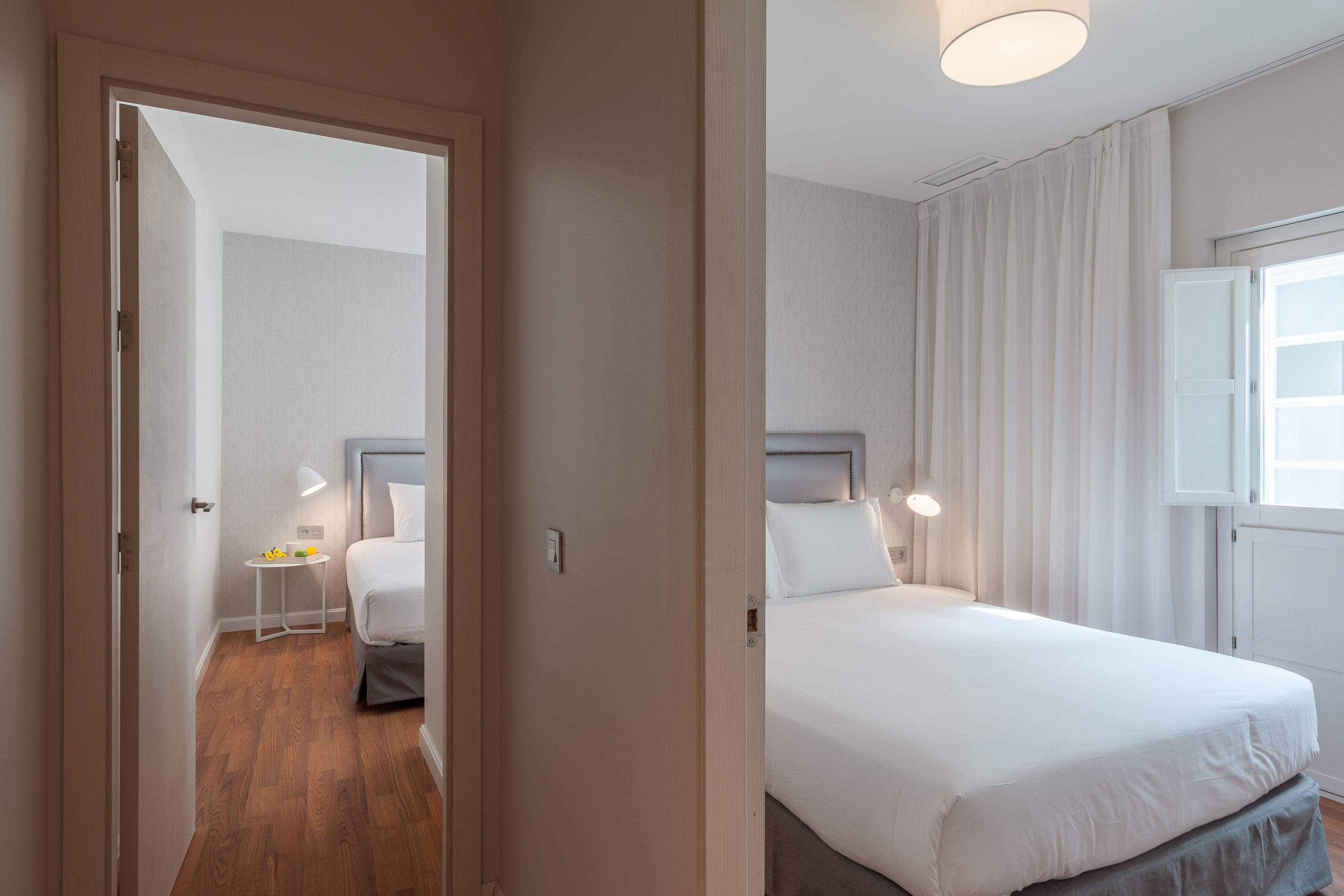 Untuvapeitot, tallelokero huoneessa, pimennysverhot, äänieristys