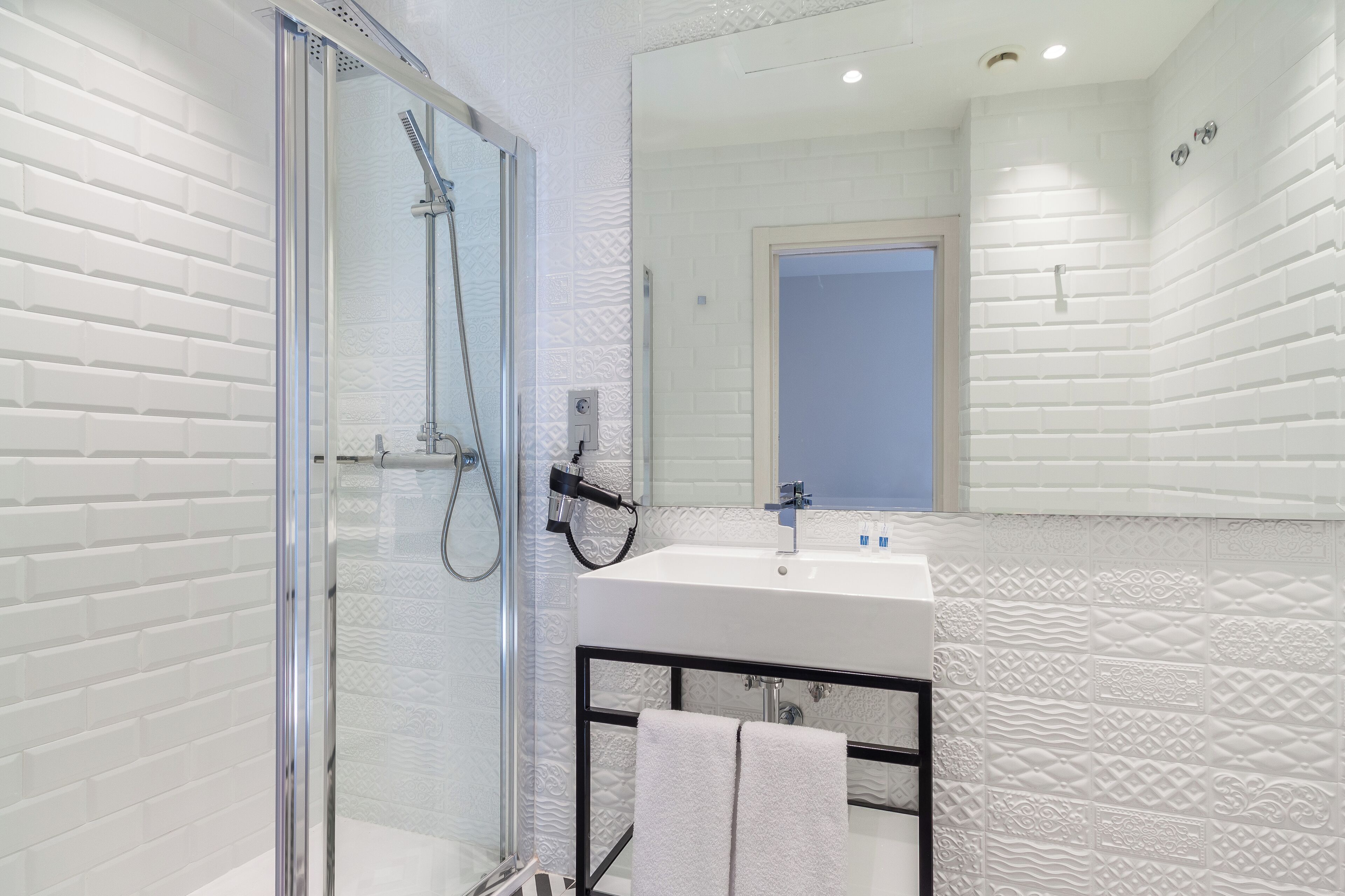 Superior studio | Badkamer | Een douche, milieuvriendelijke toiletartikelen, een haardroger