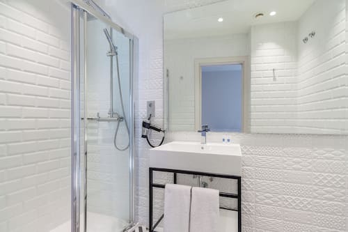 Superior Studio | Bathroom | Shower, eco-friendly toiletries, hair dryer, towels