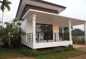 Bungalow | Meja kerja, tirai kedap cahaya, dan tempat tidur lipat/tambahan