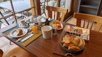 Free daily continental breakfast