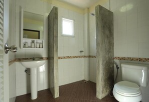 Shower, free toiletries, towels