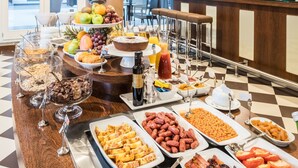A buffet with various food options, a bar area, and a large pillar. - Vila Gale Porto Ribeira Hotel (Porto)
