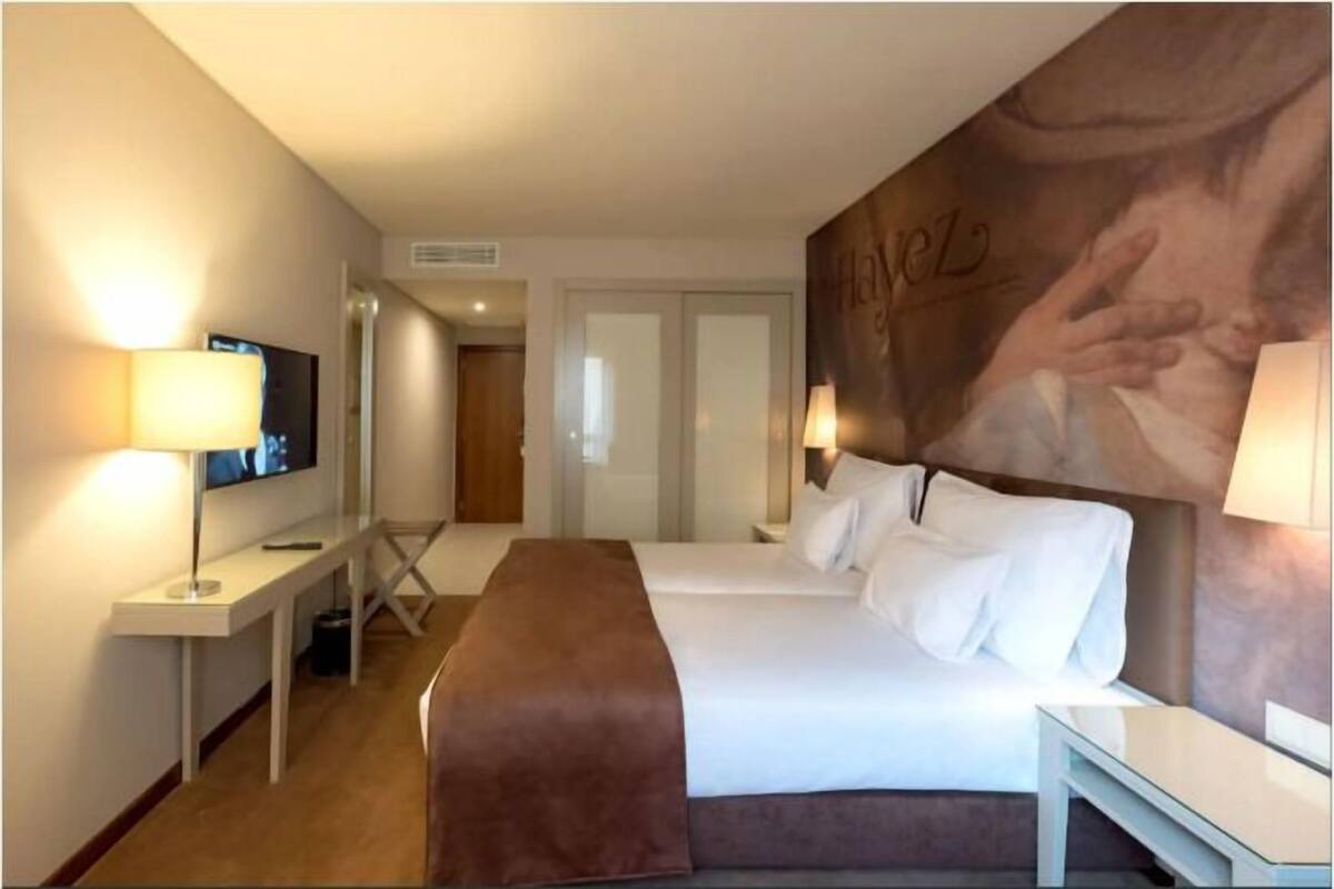 Minibar, in-room safe, blackout drapes, WiFi (free)
