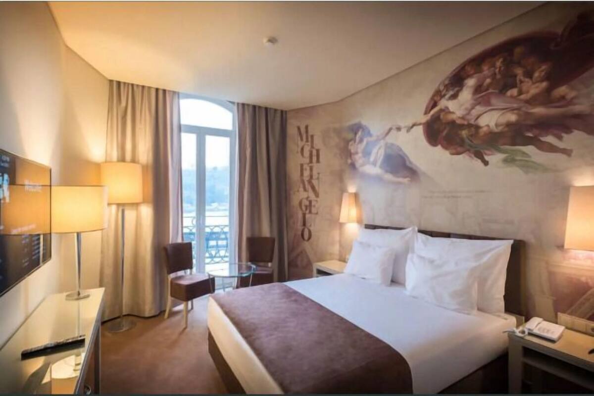 Minibar, in-room safe, blackout drapes, WiFi (free)