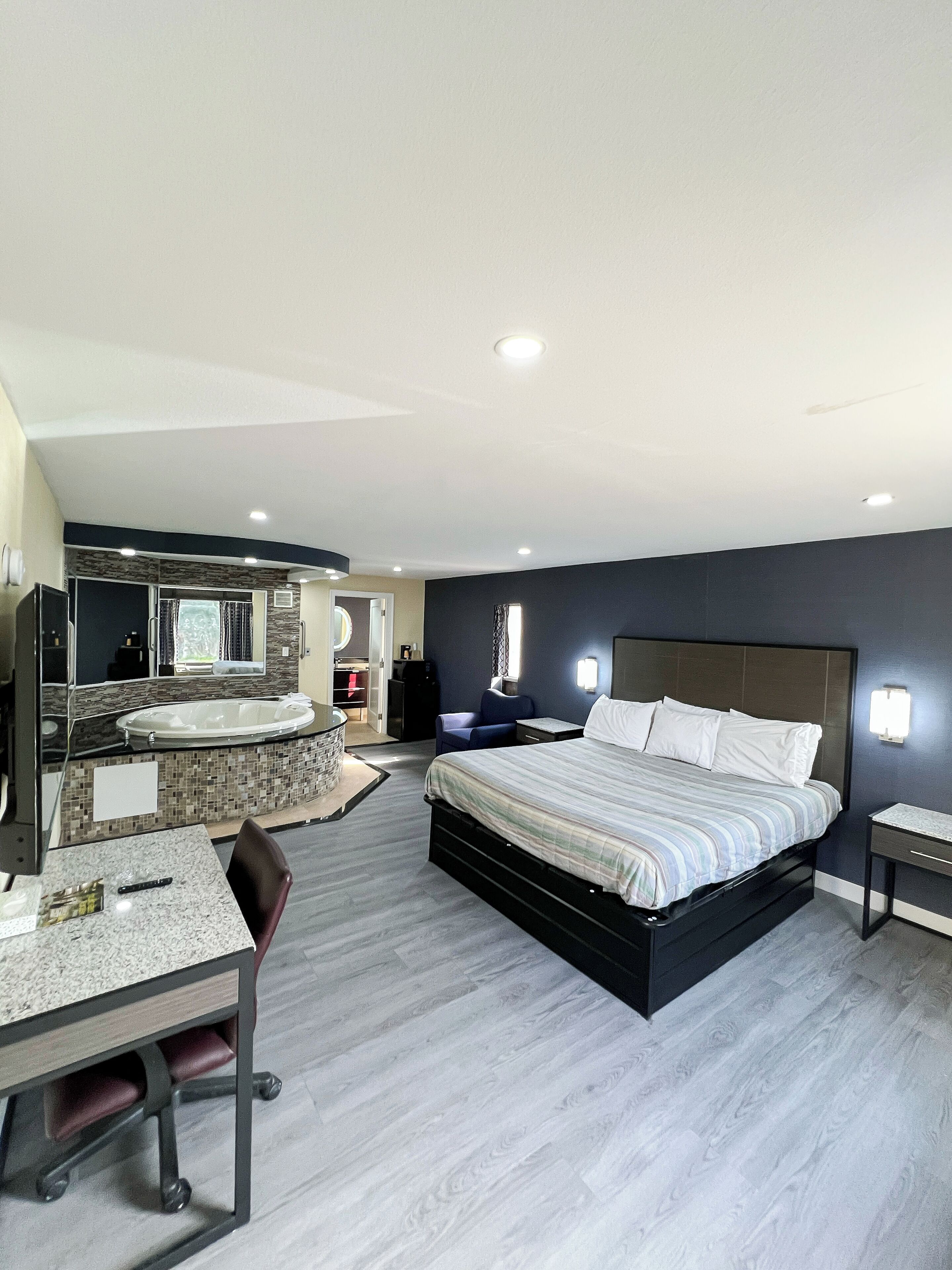 办公桌、免费 WiFi