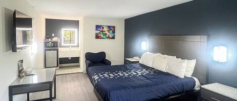 Standard Room, 1 King Bed, Non Smoking | Desk, free WiFi