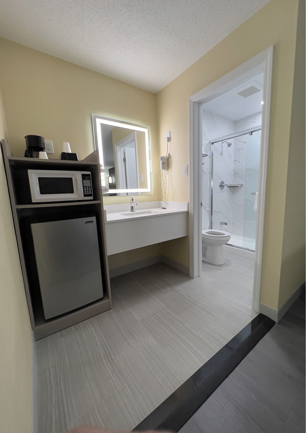 Shower, free toiletries, towels