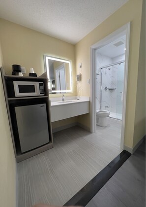 Shower, free toiletries, towels - Travel Inn (New Castle)