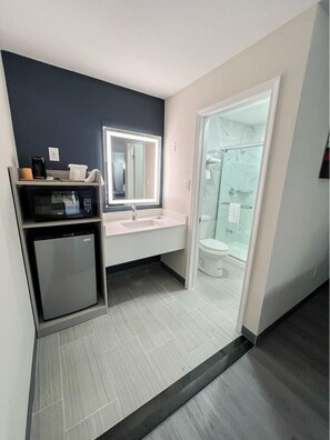 Shower, free toiletries, towels - Travel Inn (New Castle)