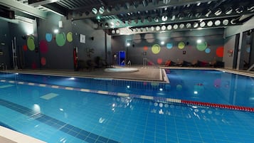 Indoor pool, sun loungers