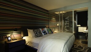 Desk, laptop workspace, blackout curtains, iron/ironing board - Village Hotel Portsmouth (Portsmouth)