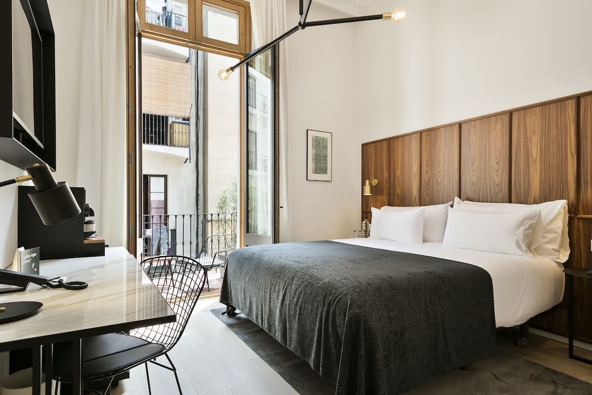 Standard-Doppelzimmer, Balkon | 1 Schlafzimmer, Minibar, Zimmersafe, Schreibtisch
