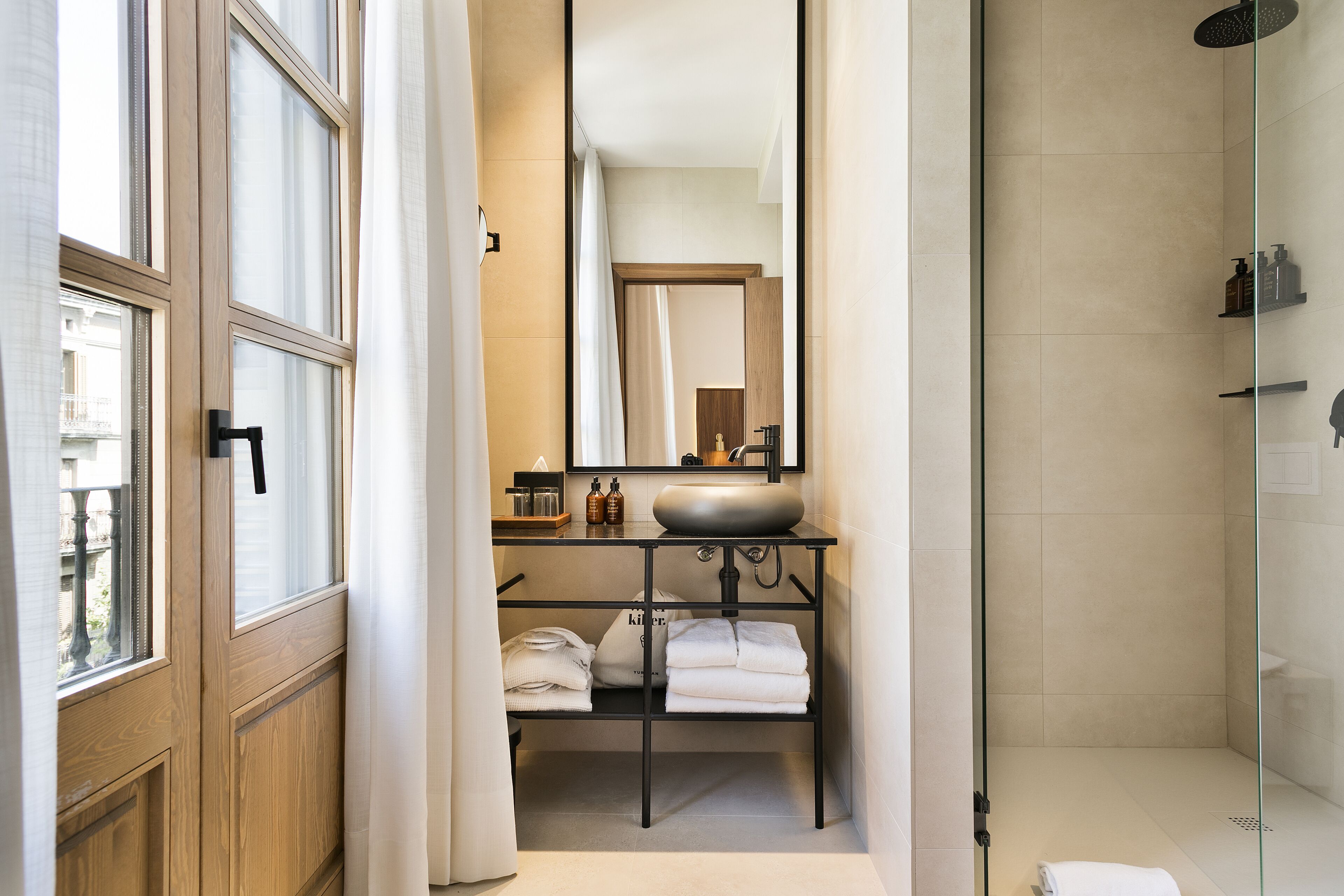 separate bathtub and shower, rainfall showerhead, free toiletries