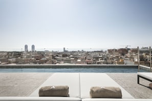 Piscine extérieure, parasols de plage, chaises longues