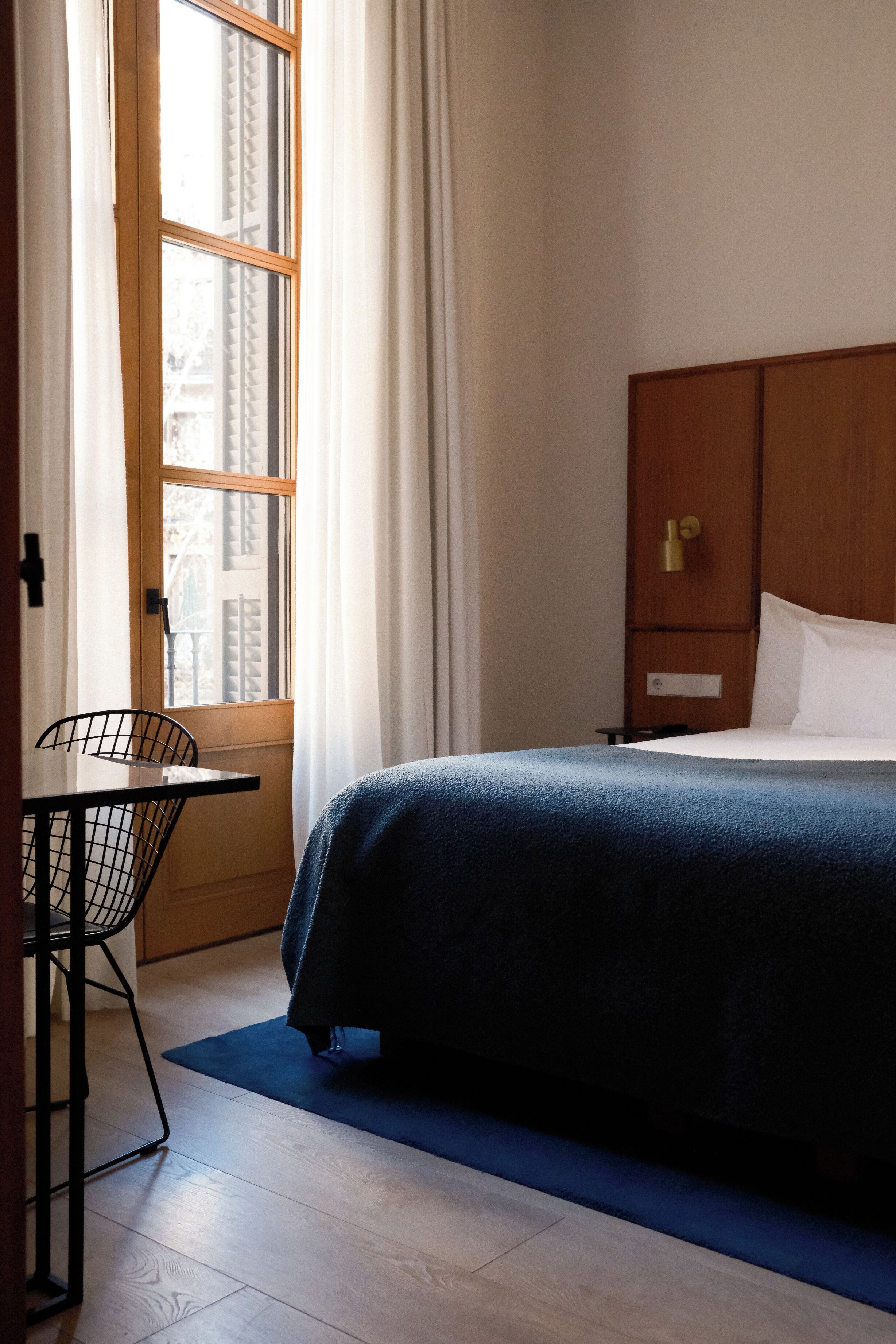 Minibar, caja de seguridad en la habitación y escritorio 