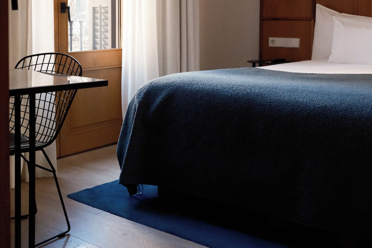 Minibar, caja de seguridad en la habitación y escritorio